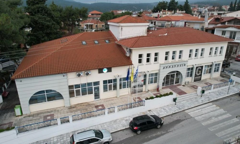 Θεσσαλονίκη: Διέρρηξαν το Δημαρχείο Ωραιοκάστρου – Πήγαν με τροχό να κόψουν το χρηματοκιβώτιο
